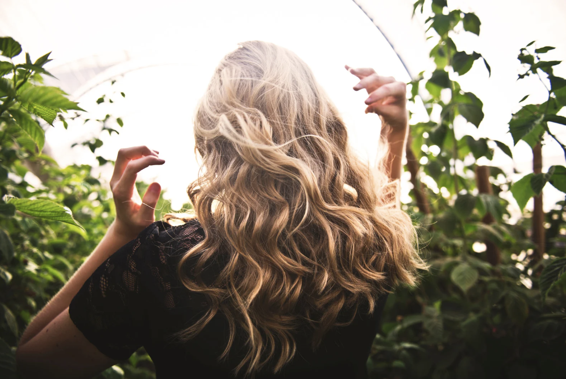 Comment blondir ses cheveux naturellement sans produits chimiques ?
